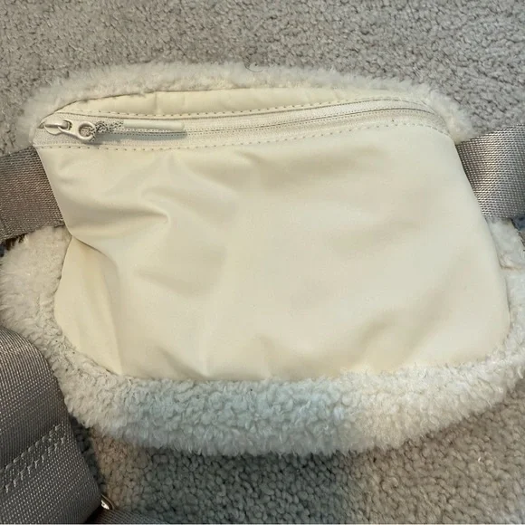 Lululemon Everywhere Fleece Belt Bag - Picture 7 of 10